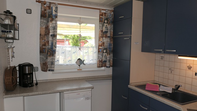 Ferienwohnung in Fehmarn OT Landkirchen - Haus am Feld - K&uuml;che m Sp&uuml;lmaschine u Blick zur eigenen Terrasse