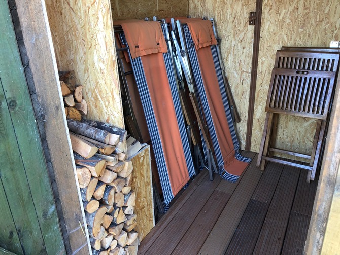 Ferienwohnung in Fehmarn OT Albertsdorf - Weber I - Kaminholz  und Liegestühle