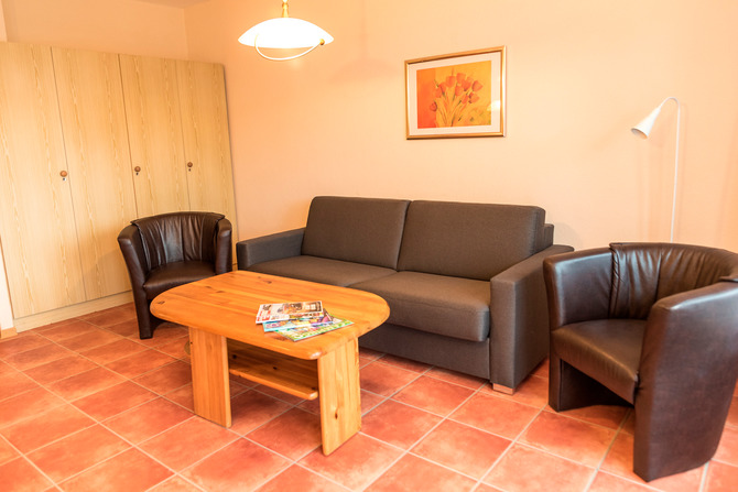 Appartement in Pelzerhaken - Am Waldrand - Schlafcouch im Wohnbereich mit großem Schrank