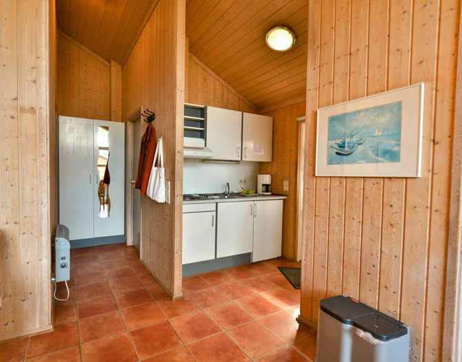 Ferienhaus in Pelzerhaken - Ferienhaus Typ C im Ferienpark AM WALDRAND - Flur und K&uuml;chenzeile