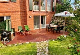 Ein Steinwurf zum Ostseestrand: Ferienwohnung Martha mit Terrasse