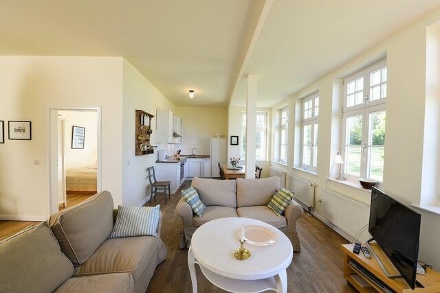 Ferienwohnung in Neuenkirchen (R&uuml;gen) - Gutshaus Grubnow Ferienwohnung 4 mit Hund am Wasser Sauna und WLAN incl. - Bild 3